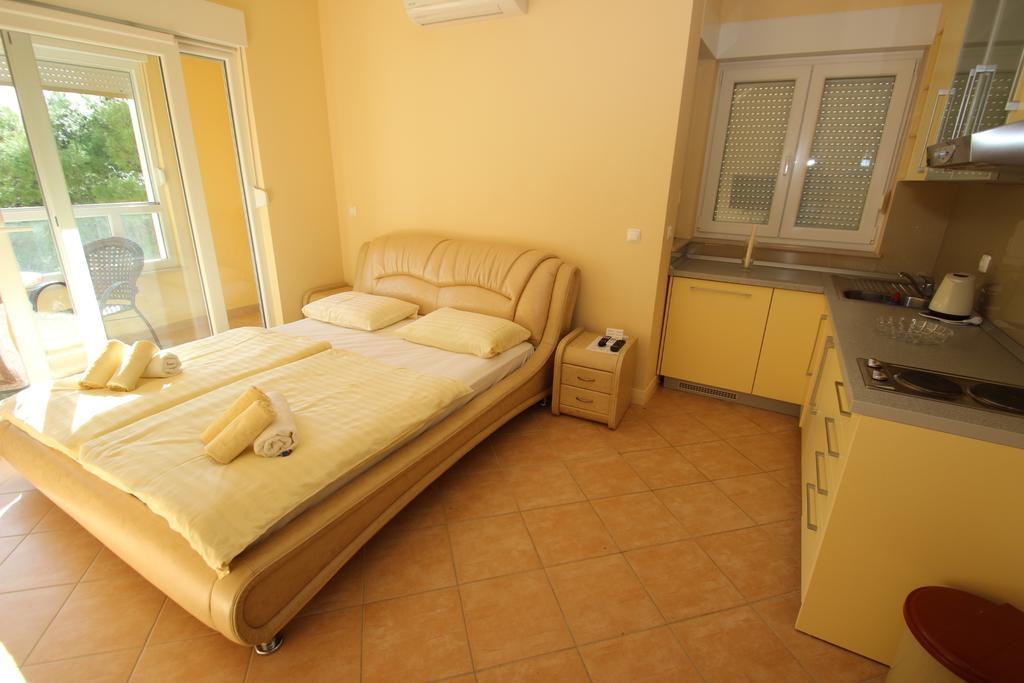 Apartments Villa Astra & Pinija Brela Oda fotoğraf